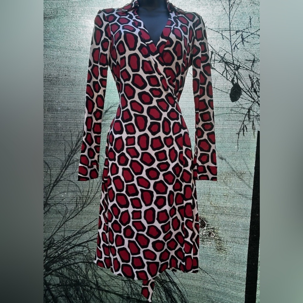 Diane Von Furstenberg 100% Silk Red and White Geometric Pattern 3/4 Sleeve Dress